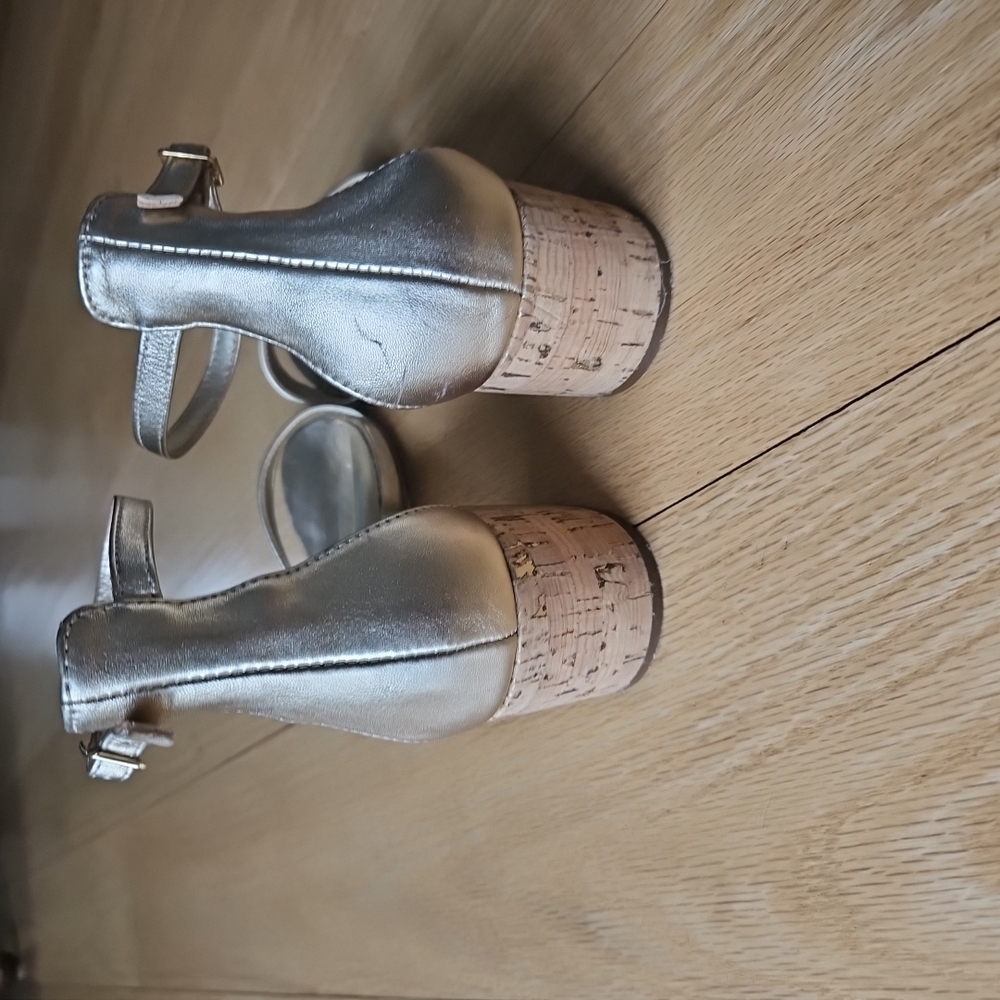 Lilly Pulitzer 'TILLY" Gold Leather Chunky Cork Look Heel Sandals 8.5 - Picture 4 of 7